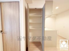 キッチン横にはパントリーとしてもご利用いただける収納がございます。まとめ買いしても心配要らずの収納力です。