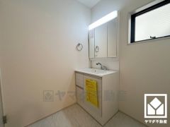 収納付きでスッキリお使い頂ける3面鏡の洗面台です。洗面ボウルが広めなので、忙しい朝でも身支度がしやすく時短になります。