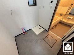 洗面台新調予定。小さなお子様のお風呂上りもこのスペースがあればゆったりとして頂けます。室内洗濯機置場がございますので、天候に左右されず洗濯していただけます。