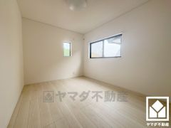 約6.5帖の3階南側洋室です。2面採光の大きな窓からは明るい光が降り注ぎます。柔らかな光が差し込むお部屋で、快適で落ち着いた生活をお送りいただけます。