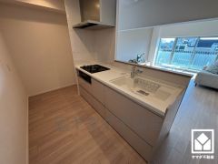 カウンターキッチンなので配膳や片付けがしやすく、お料理中でもお子様の様子が分かって安心です。