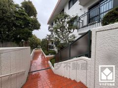 L型キッチンなので作業動線が最短距離で効率良く動けます。コーナー部分の作業スペースをより広く確保できているのも魅力です。