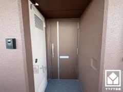 シンプルで洗練された玄関デザイン。帰るたびにホッとできる、心地よい住まいの入り口。