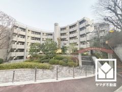 収納力豊富なウォークインクローゼット付き。お洋服はもちろん、スーツケースなどの大物もしっかり収納できます。