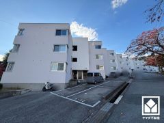 陽光に映える美しい外観。街並みに馴染みながらも、ひときわ目を引く存在感。