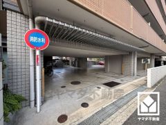 阪急電鉄神戸線・伊丹線「塚口」駅まで徒歩約9分、JR福知山線「塚口」駅まで徒歩約20分の立地。