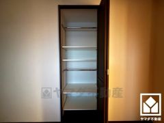 クローゼットは奥行きがあるので、収納力も申し分ありません。稼働棚が設置されていて、整理整頓しやすい設計になっています。