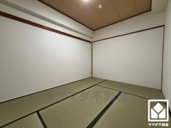 約6帖の和室です。畳の香りに包まれる、心落ち着く和の空間。忙しい日常の中で、ほっと一息つける癒しの住まい。