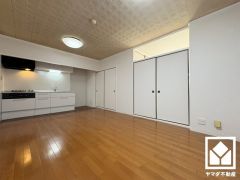 リビングと西側洋室の間には高窓が設けられており、柔らかな自然光を取り込みます。プライバシーを確保しながら、ご家族との繋がりも感じられる素敵な空間です。