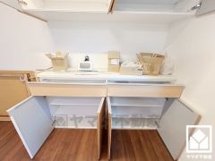 備え付けのカップボードがあり、食器等もしっかり収納できます。