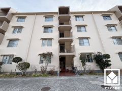 キッチンは空間を有効活用できる壁付けタイプ。