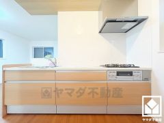 対面式キッチンなのでお料理中でもお子様の様子が分かって安心です。