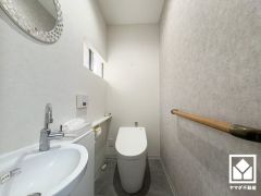 明るく清潔感溢れるトイレです。手洗いが別になっているので、衛生的に使えます。
