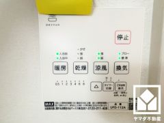 浴室暖房乾燥機付き。真冬の寒い浴室を暖かく、また雨の日の洗濯物の乾燥にと多用途に活躍する機能です。