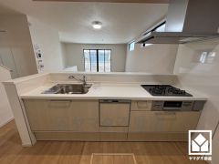 カウンターキッチンなので配膳や片付けがしやすく、お料理中でもお子様の様子が分かって安心です。窓がございますので、昼間は手元が明るく、お料理がはかどります。