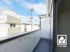 バルコニーは約2.2帖で十分な広さがあり、たっぷりの洗濯物も気持ちよく乾きます。