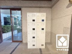宅配ボックスも完備しています。留守でも安心、荷物の受け取りをスムーズに。