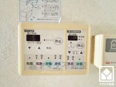 浴室暖房乾燥機付き。真冬の寒い浴室を暖かく、また雨の日の洗濯物の乾燥にと多用途に活躍する機能です。