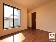 2面採光の大きな窓からは明るい光が降り注ぎます。柔らかな光が差し込む洋室で、快適で落ち着いた生活をお送りいただけます。