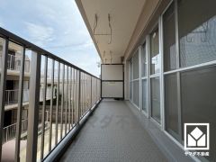 南向きバルコニーで陽当たり、風通し良好。広々としているため、お洗濯物をたっぷりと干す事ができます。