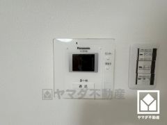 突然の来訪時でも安心なモニター付きインターホンを完備。お留守番中のお子様でも簡単に来訪者の確認ができます。