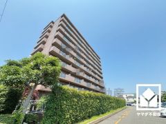 陽光に映える美しい外観。街並みに馴染みながらも、ひときわ目を引く存在感。