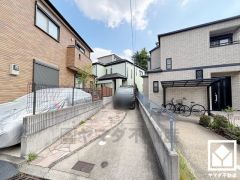 駐車スペースを2台分確保。重い荷物や雨の日の移動もスムーズで、快適なカーライフを実現。来客時にも便利です。