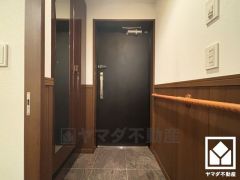 玄関にはたっぷりの収納スペースを完備。家族の靴もしっかり収納できるので、玄関がいつも片付き、気持ちよくお客様を迎えられます。お出かけの前のチェックにも便利な鏡付きです。