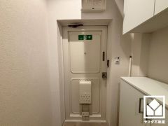 白を基調とした明るい玄関で、毎日を爽やかにスタート。清潔感あふれる空間が、訪れる人々を温かく迎えます。