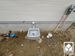 庭の手入れ、洗車、ペットのお世話など、様々な場面で活用できる外水栓あり。