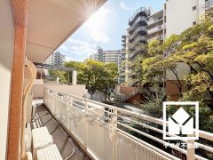 南西向きバルコニーで陽当たり、風通し良好。広々としているため、お洗濯物をたっぷりと干す事ができます。