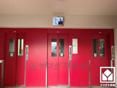 複数基のエレベーターを設置し、待ち時間を短縮。快適な住まいへのアクセスをスムーズに。防犯カメラが設置されておりセキュリティに配慮されています。