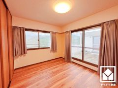 約8.5帖の洋室です。ルーフバルコニーにつながるお部屋で、通風・陽当たり良好。