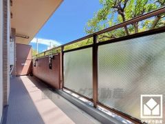 南向きバルコニーで陽当たり、風通し良好。広々としているため、お洗濯物をたっぷりと干す事ができます。