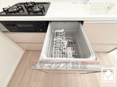 毎日の家事の負担を軽減でき、水道代の節約にもなる食器洗乾燥機付き。