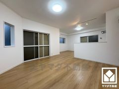 広々15.5帖のLDKが魅力。家族全員がリラックスできる、ゆったりとした快適リビングで温かい団らんの時間を。