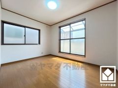 バルコニーにつながるお部屋で、通風・陽当たり良好です。