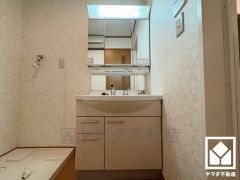 収納付きでスッキリお使い頂ける3面鏡の洗面台です。洗面ボウルが広めなので、忙しい朝でも身支度がしやすく時短になります。