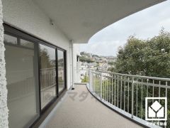 東側バルコニーのため、朝日が気持ちよく入り爽やかな一日を始められます。高台に立地する3階建てマンションの最上階につき、開放的な景色が広がります。