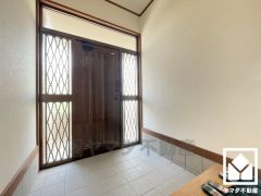 両袖の窓や欄間から光が差し込み、外出時にも帰宅時にも、明るい気持ちになれる玄関です。