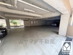 地階に屋内駐車場を完備。重い荷物や雨の日の移動もスムーズで、快適なカーライフを実現。空き状況はお問い合わせください。