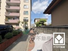 大きな複合遊具や野球のできるグラウンドが設置された「瓦林公園」が徒歩圏内にございます。バラ園も整備されており、四季折々のお花も楽しめる住環境です。