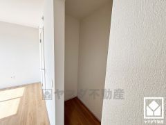 収納力豊富なウォークインクローゼット付き。お洋服はもちろん、スーツケースなどの大物もしっかり収納できます。