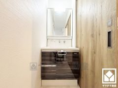 収納付きでスッキリお使い頂ける3面鏡の洗面台です。洗面ボウルが広めなので、忙しい朝でも身支度がしやすく時短になります。