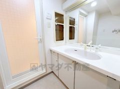 収納付きでスッキリお使い頂ける洗面台です。ワイドなカウンターで、忙しい朝でも身支度がしやすく時短になります。