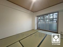 陽光がたっぷり差し込む洗練された和室。温かみのある畳のスッキリとしたデザインが、暮らしを心地よく彩ります。