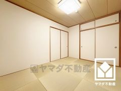 和の趣を大切にしながら、現代のライフスタイルにも調和する美しい琉球畳の和室。シンプルで洗練された空間が、暮らしに心地よいゆとりをもたらします。