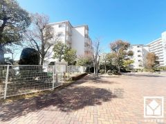 敷地内は木々が多く植えられていて、四季の移り変わりが感じられる緑豊かな景観です。