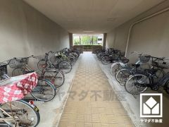 屋根付き駐輪場なので、雨や風、直射日光から自転車を守ることができます。