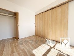 約6.6帖の洋室です。バルコニーにつながるお部屋で、通風・陽当たり良好。リビングにも隣接しており、一体利用が可能です。